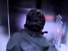 Asansörde dehşet anları Asansörde dehşet anları