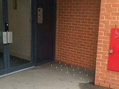 Evsizlere karşı 'çivili' çözüm tepki çekti Evsizlere karşı 'çivili' çözüm tepki çekti