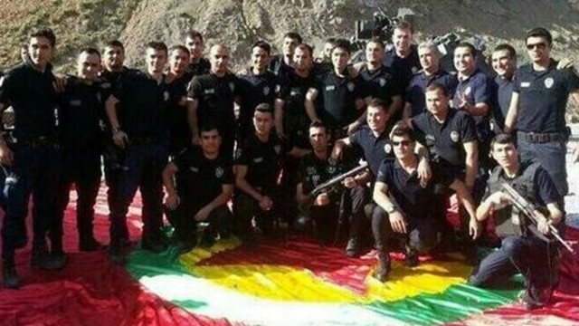 [Resim: polisin-bu-fotografi-sosyal-medyayi-sall...40x360.jpg]