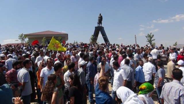 Lice'deki PKK'lı heykeli kaldırıldı Lice'deki PKK'lı heykeli kaldırıldı